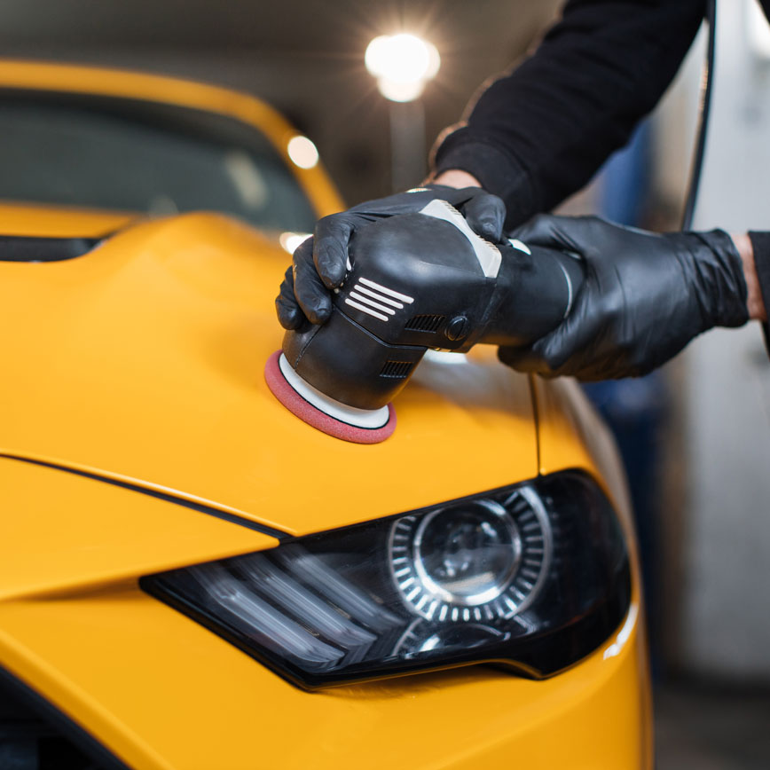 Gelbes Auto polieren